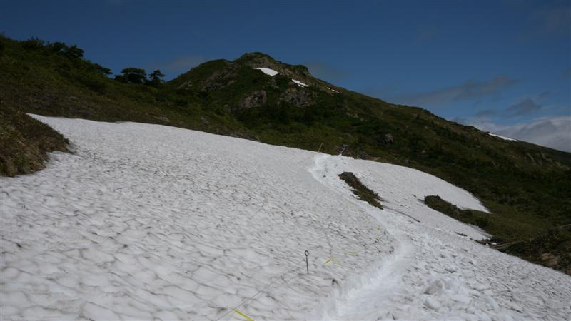 至仏山開山前の除雪作業を行いました 尾瀬保護財団