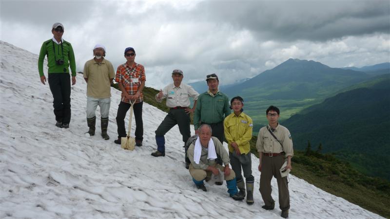 至仏山開山前の除雪作業を行いました 尾瀬保護財団 至仏山開山前の除雪作業を行いました 尾瀬保護財団