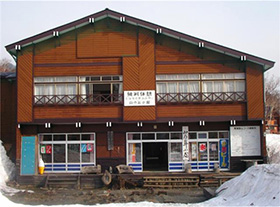 尾瀬ヶ原の入口に建つ「山の鼻小屋」