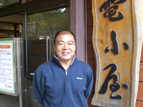 小屋前の鏑木さん