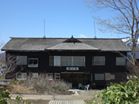 現在の燧小屋(コバ板の屋根など山小屋のよき雰囲気が残っている)