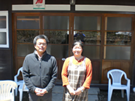 小屋前の平野さんご夫妻