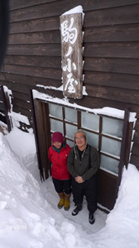 小屋前での三橋さんご夫婦