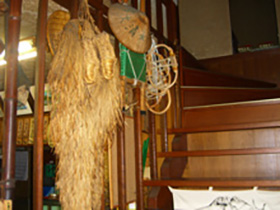 お祖父さんの簑が今でも小屋内に飾られる