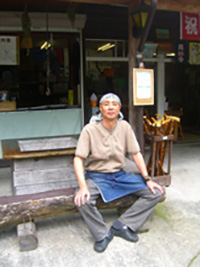小屋前の笠原さん