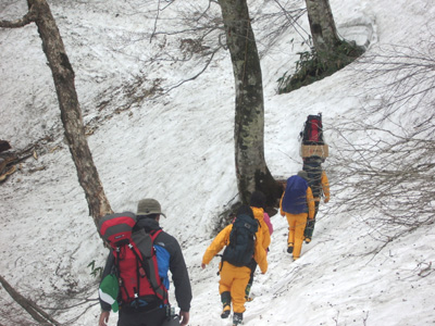 (残雪を踏みしめて尾瀬に向かう)