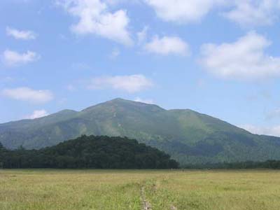 (尾瀬ヶ原:正面の盛り上がりが牛首)