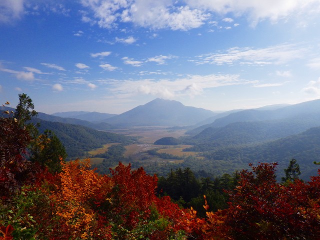 17年9月27日 山の鼻ビジターセンターより 秋色に染まる至仏山 尾瀬保護財団